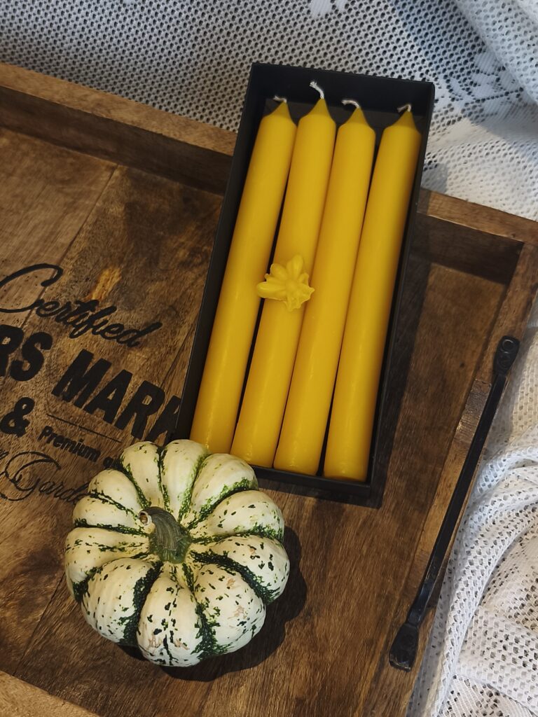 Mesilasvahast klassikalised lauaküünlad kinkekarbis