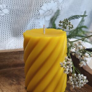 Mesilasvahast käsitsi valmistatud sililnderküünal