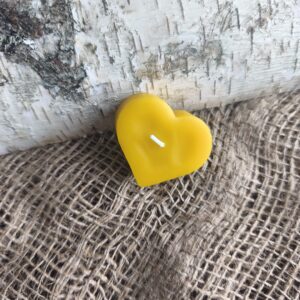 Mesilasvahast käsitsi valmistatud südamekujuline teeküünal