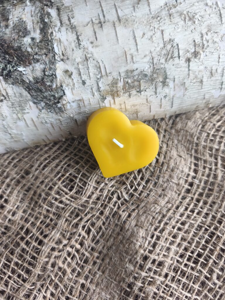 Mesilasvahast käsitsi valmistatud südamekujuline teeküünal