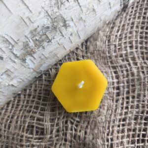 Mesilasvahast käsitsi valmistatud kuusnurkne kärjekujuline teeküünal