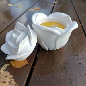 Mesilasvahast käsitsi valmistatud küünal Valge Roos