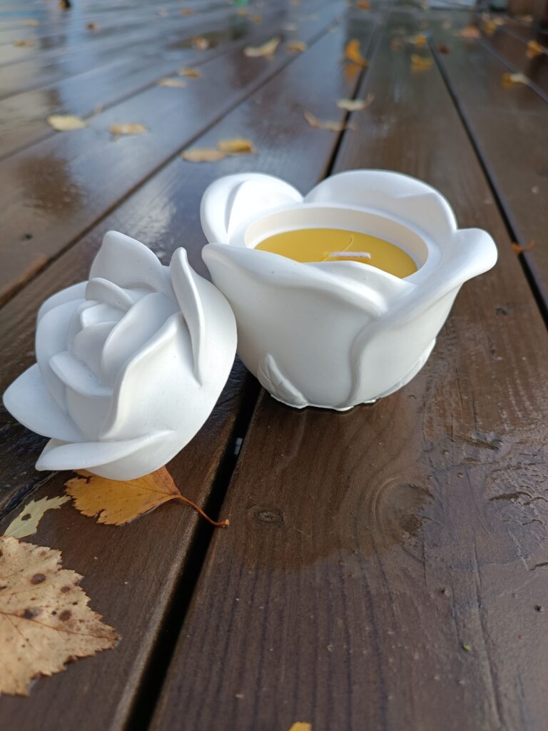 Mesilasvahast käsitsi valmistatud küünal Valge Roos