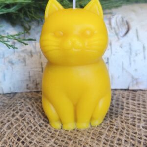 Mesilasvahast käsitsi valmistatud küünal Kõuts