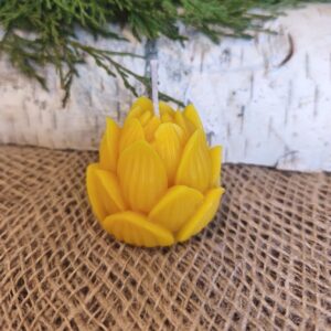 Mesilasvahast käsitsi valmistatud küünal Lootoseõis