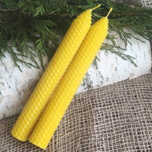 Mesilasvahast käsitsi valmistatud kärjeküünal