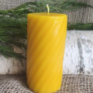 Mesilasvahast käsitsi valmistatud sililnderküünal Torn