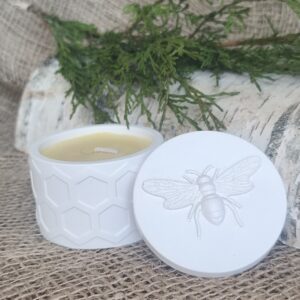 Käsitsi valmsitatud mesilasvahast küünal kipsist toosis