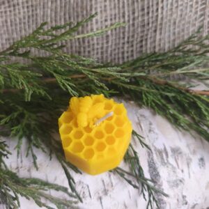 Mesilasvahast käsitsi valmistatud küünal Mumm