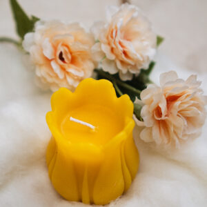 Mesilasvahast käsitsi valmistatud küünal Tulp