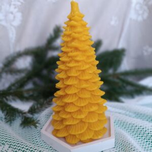 Mesilasvahast käsitsi valmistatud küünal Kuusepuu