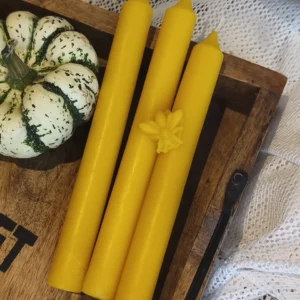 Klassikaline mesilasvahast lauaküünal