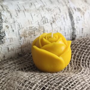 Mesilasvahast käsitsi valmistatud küünal Roos